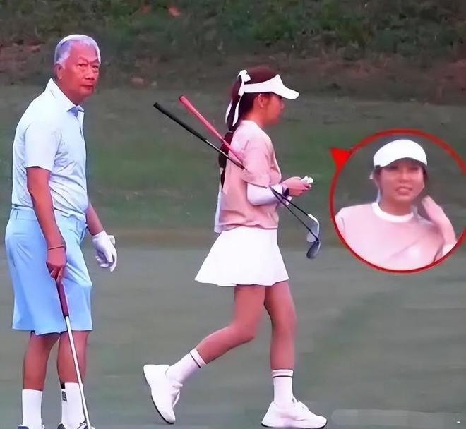 北京三环一黑色越野车突然变道，对准公交站积水径直冲了过去，溅路人一身水，视频车主当场报警，目前交警已受理