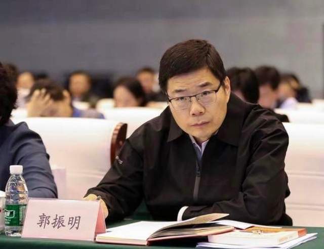 45岁金·卡戴珊扮成13岁女儿，网友：母女俩像双胞胎