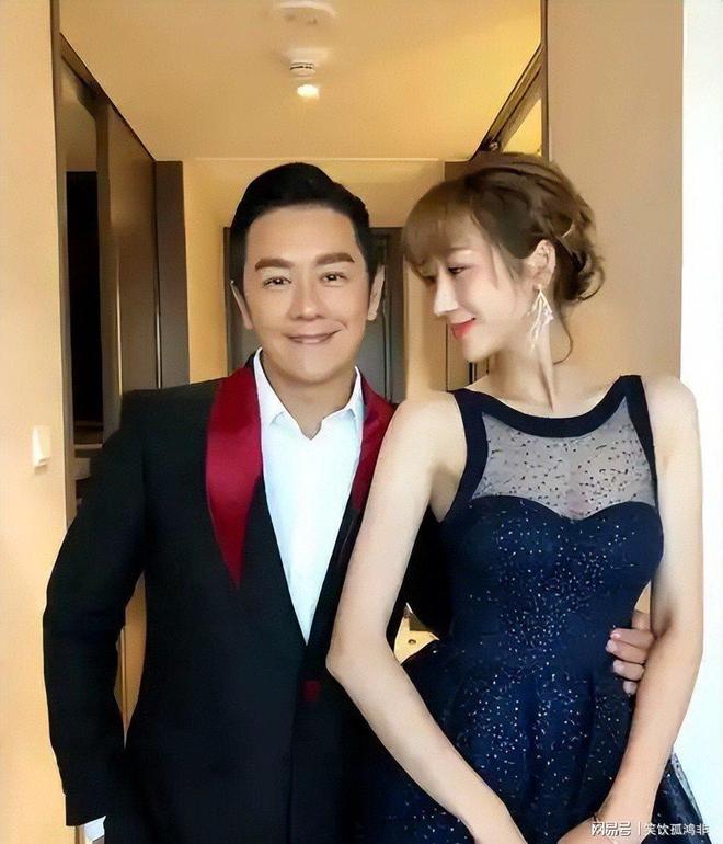 泰王带全家人去给玉佛换装，诗妮娜匍匐跪苏提达，王后视线没看她