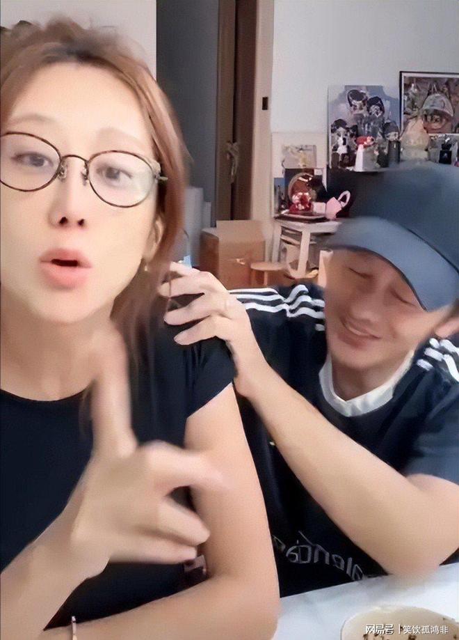 泰王带全家人去给玉佛换装，诗妮娜匍匐跪苏提达，王后视线没看她
