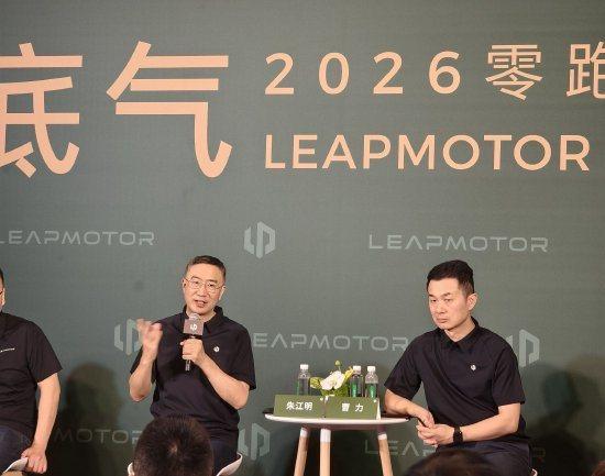 蓉城打平就夺冠!曝韦世豪的狗登上看台TIFO:见识见识你的本事