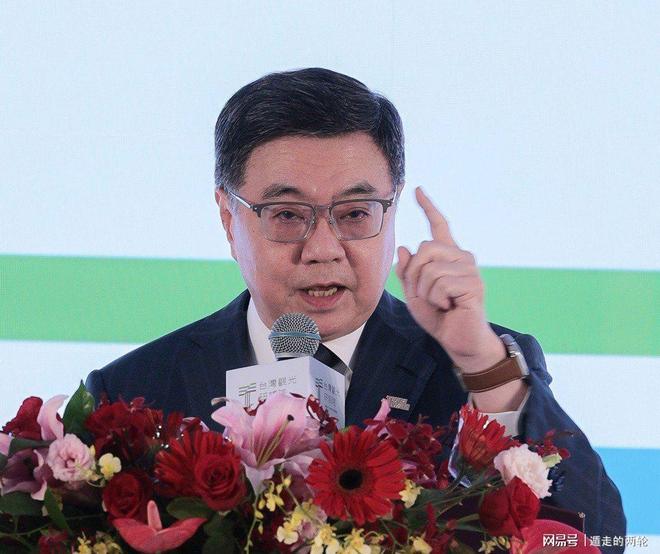 夏窗暗战：续约、租借与老将的转身夏天的足球转会市场，总是热闹得让人眼花缭乱